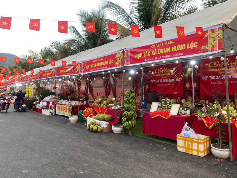 Các gian hàng nông sản đặc trưng tại chợ xuân Chiềng Khương. Ảnh: Trung Hải