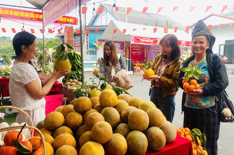 Người dân và du khách mua hàng tại chợ xuân xã Chiềng Khương. Ảnh: Trung Hải