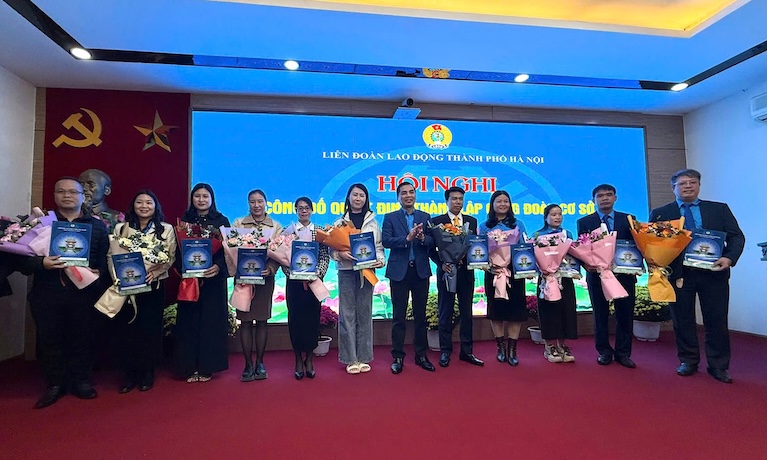 Mr. Le Dinh Hung - Standing Vice Chairman of the Hanoi Labor Federation (6th from right) congratulates grassroots trade unions receiving the Establishment Decision. Photo: Ngoc Anh