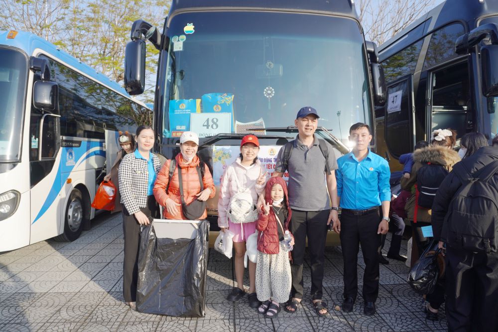 Workers are moved on the journey home by "Trade Union Bus". Photo: Tran Thi