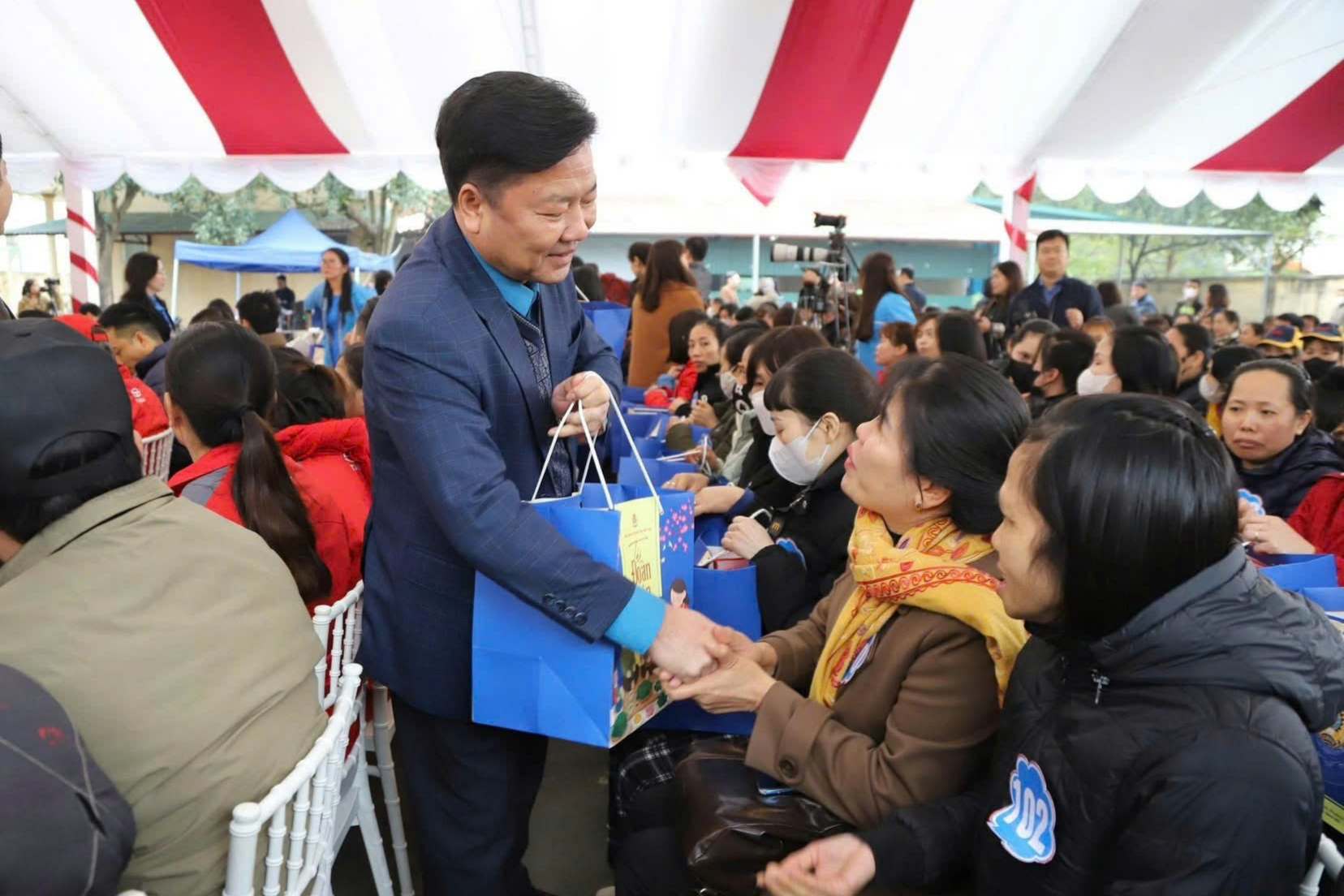 Ông Hà Đức Quảng - Chủ tịch LĐLĐ tỉnh Phú Thọ trao quà tết tận tay đoàn viên, NLĐ. Ảnh: LĐLĐ tỉnh Phú Thọ.