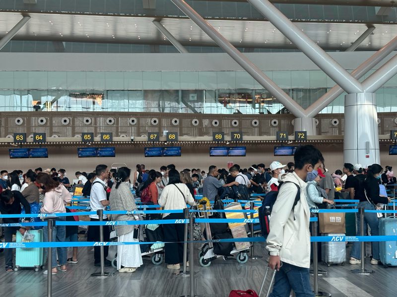 Tại nhà ga T3, dù lưu lượng khách tăng cao song các khâu làm thủ tục vẫn duy trì nhịp độ ổn định. Ảnh: Lý Linh