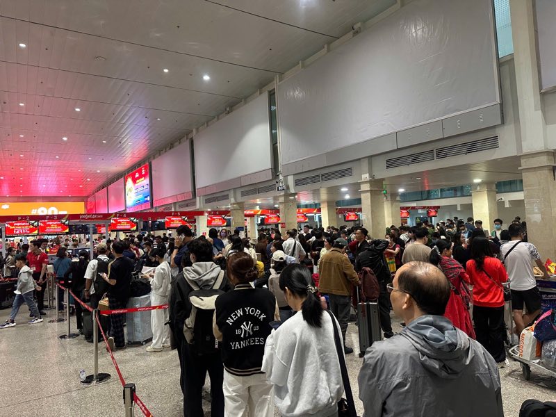 Khu vực nhà ga quốc nội T1 đông đúc hành khách xếp hàng chờ làm thủ tục. Ảnh: Anh Tú