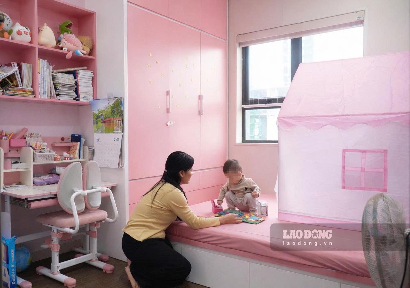 Vợ con anh Thắng bên trong căn hộ mới.