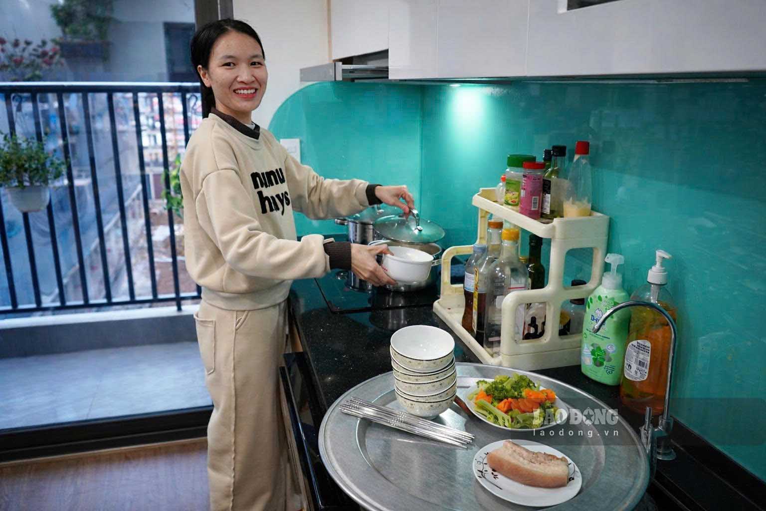 Gia đình chị Phan Thị Thanh Hà (35 tuổi), công nhân trong khu công nghiệp Yên Phong cũng vừa chuyển về khu nhà ở xã hội. “Hôm dọn đồ về nhà mới, tôi đã khóc vì hạnh phúc. Đến hôm đón ông bà nội ngoại lên thăm nhà, thấy các cụ mừng, tôi lại khóc thêm lần nữa. Sau hơn 10 năm làm công nhân, ở nhà trọ, cuối cùng vợ chồng tôi cũng được cầm chìa khóa của ngôi nhà đứng tên mình”,