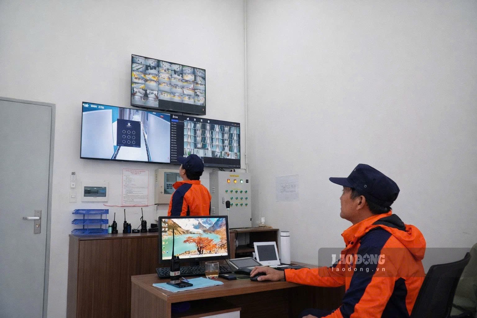 Bên trong phòng bảo vệ tại khu nhà ở xã hội. Ông Nguyễn Thế Đào (60 tuổi), nhà ở xã Tam Đa, cách dự án khoảng 2km cho biết đã làm việc tại dự án được hơn 1 năm, mức lương hơn 7 triệu đồng/tháng. “Nhờ có khu chung cư, tôi và một số anh em có chỗ làm ưng ý, thu nhập cũng tốt hơn nhiều so với làm nông hoặc đi làm ở chỗ khác“, ông Đào nói. 