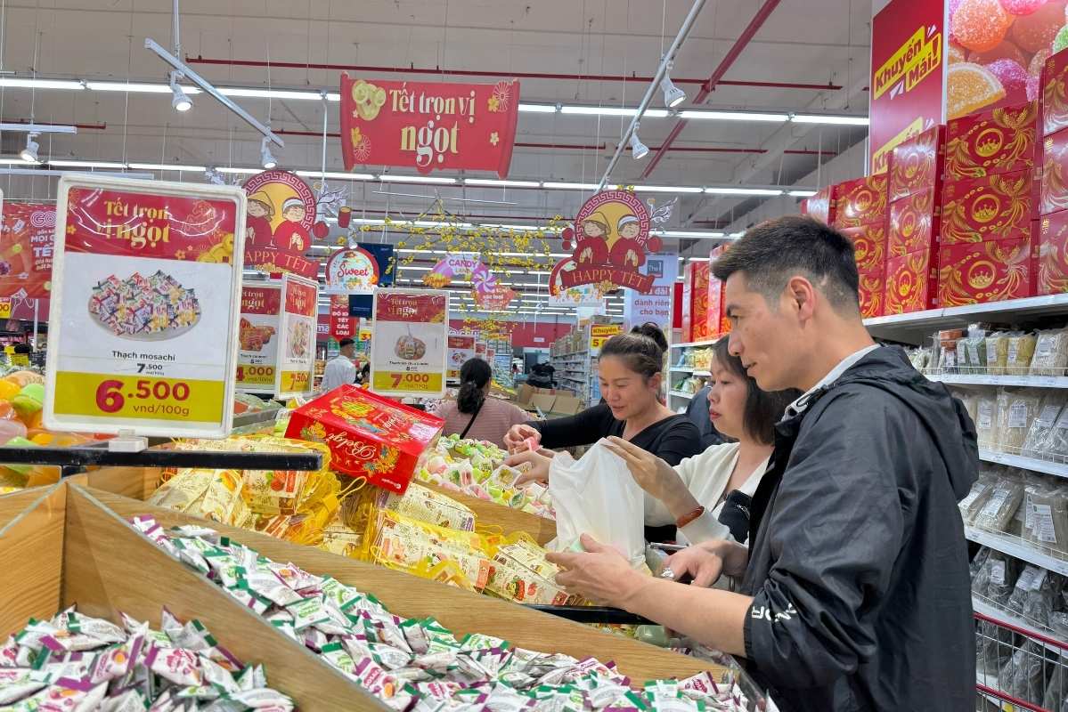 Các mặt hàng bánh kẹo, nước giải khát và thực phẩm tươi sống được người dân lựa chọn nhiều trong những ngày cận Tết. Ảnh: Phương Anh