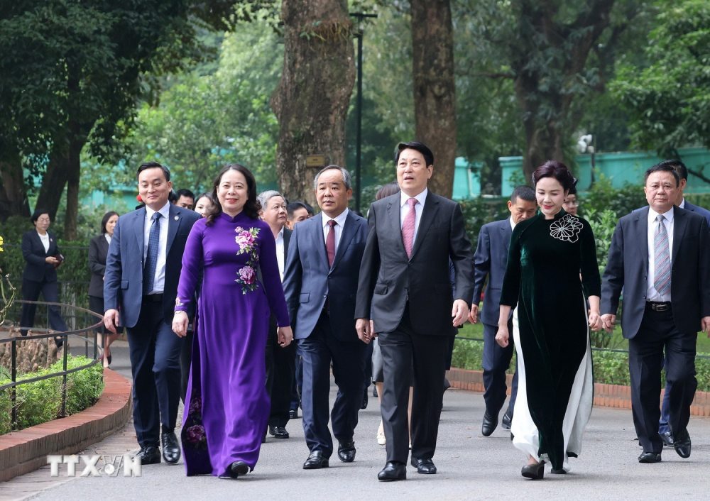 Chủ tịch nước Lương Cường và Bí thư Trung ương Đảng, Phó Chủ tịch nước Võ Thị Ánh Xuân đến dâng hương tưởng nhớ Chủ tịch Hồ Chí Minh tại Nhà 67, Khu Di tích Chủ tịch Hồ Chí Minh trong Phủ Chủ tịch. Ảnh: Lâm Khánh 