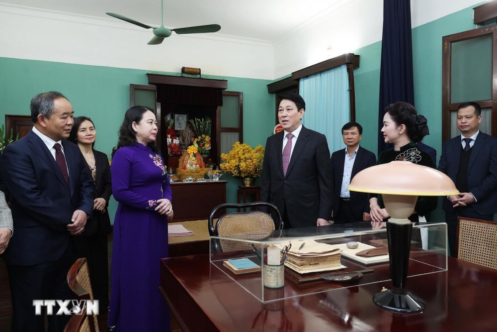 Chủ tịch nước Lương Cường, Phó Chủ tịch nước Võ Thị Ánh Xuân và các đại biểu tại Nhà 67, Khu Di tích Chủ tịch Hồ Chí Minh trong Phủ Chủ tịch. Ảnh: Lâm Khánh