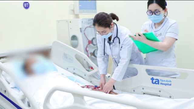 Doctor Hang checks the glove for Mr. Trung to have dialysis throughout Tet. Photo: BVCC