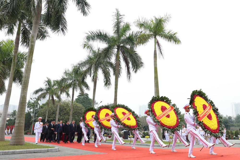 Các đồng chí lãnh đạo Đảng, Nhà nước, nguyên lãnh đạo Đảng, Nhà nước đã đến đặt vòng hoa, dâng hương kính viếng các vị tiền bối cách mạng và các Anh hùng Liệt sĩ tại Nghĩa trang Mai Dịch - Hà Nội. Ảnh: Hải Nguyễn