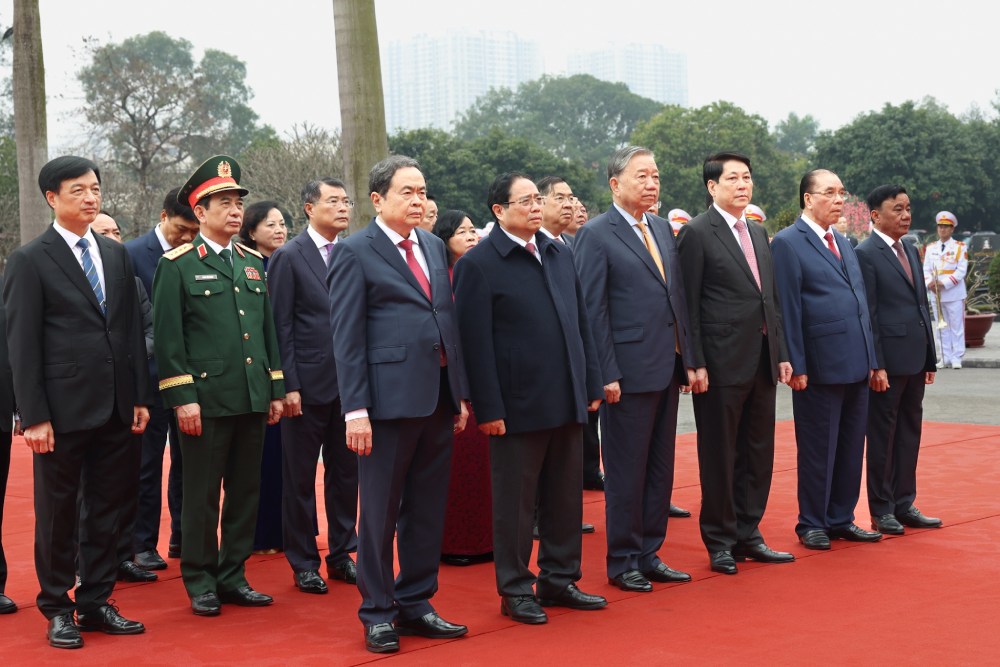Đoàn đại biểu tưởng nhớ công lao của các vị tiền bối cách mạng và các Anh hùng liệt sĩ. Ảnh: Hải Nguyễn