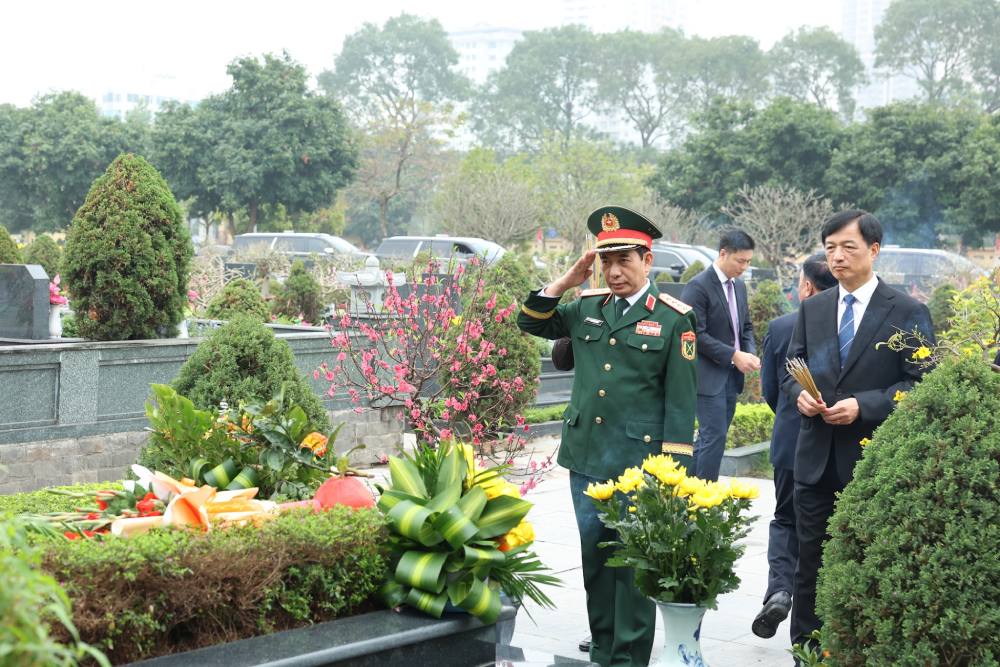 Đại tướng Phan Văn Giang - Ủy viên Bộ Chính trị, Bộ trưởng Bộ Quốc phòng và Ủy viên Bộ Chính trị, Bí thư Thành ủy Hà Nội Nguyễn Duy Ngọc dâng hương kính viếng các vị tiền bối cách mạng và các Anh hùng liệt sĩ tại Nghĩa trang Mai Dịch. Ảnh: Hải Nguyễn