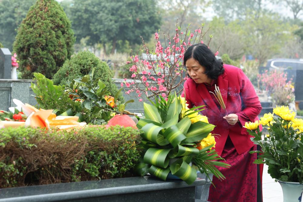 Ủy viên Bộ Chính trị, Bí thư Trung ương Đảng, Chủ tịch Ủy ban Trung ương Mặt trận Tổ quốc Việt Nam Bùi Thị Minh Hoài dâng hương kính viếng các vị tiền bối cách mạng và các Anh hùng liệt sĩ tại Nghĩa trang Mai Dịch. Ảnh: Hải Nguyễn