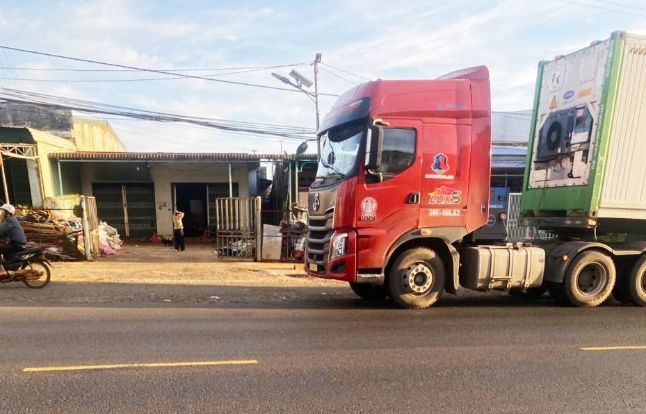 Xe đầu kéo gây tai nạn liên hoàn khiến 3 người tử vong. Ảnh: Hải Đường 