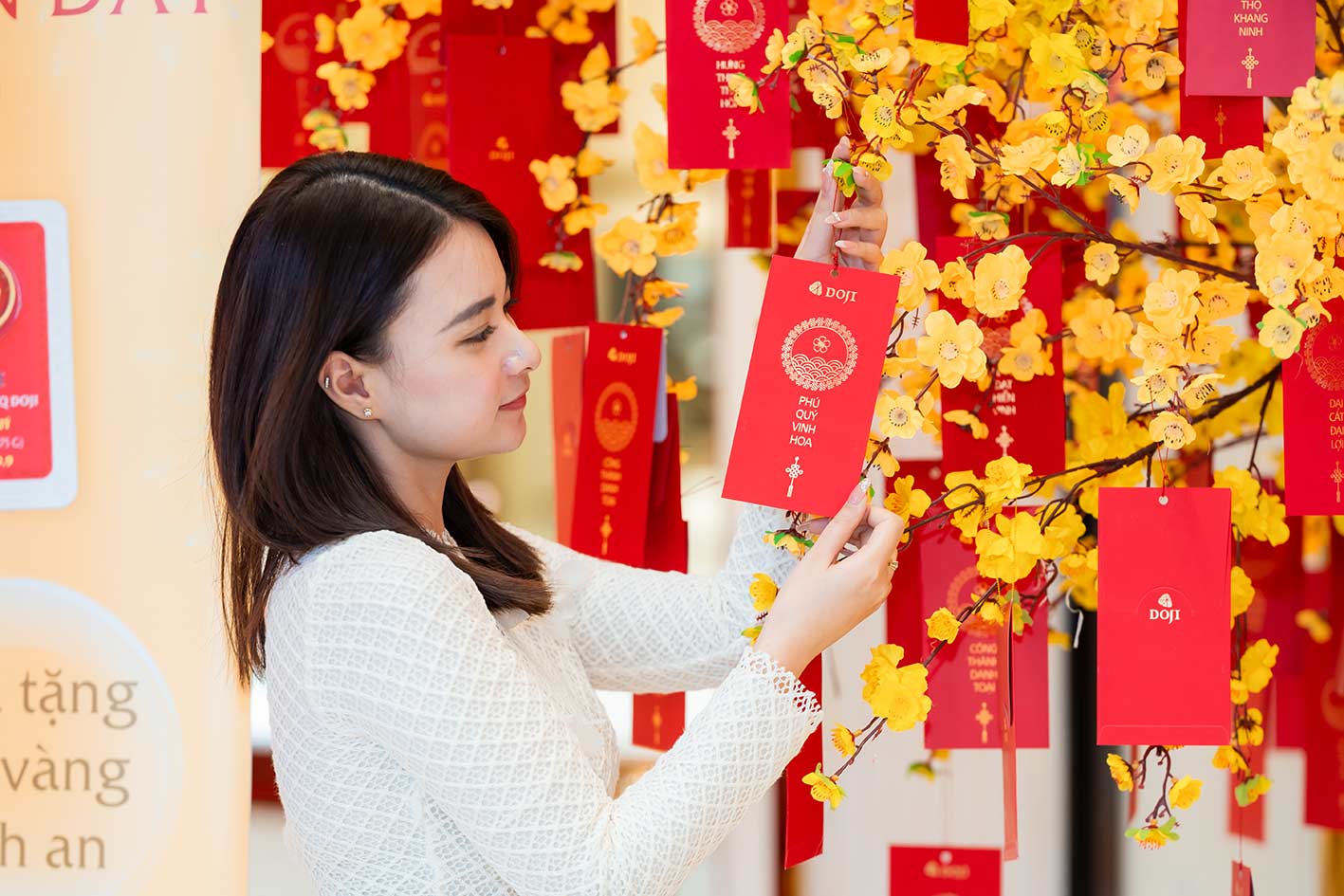 Hàng chục nghìn lì xì tài lộc chờ đón khách hàng trên cây hái lộc DOJI. Ảnh: DOJI