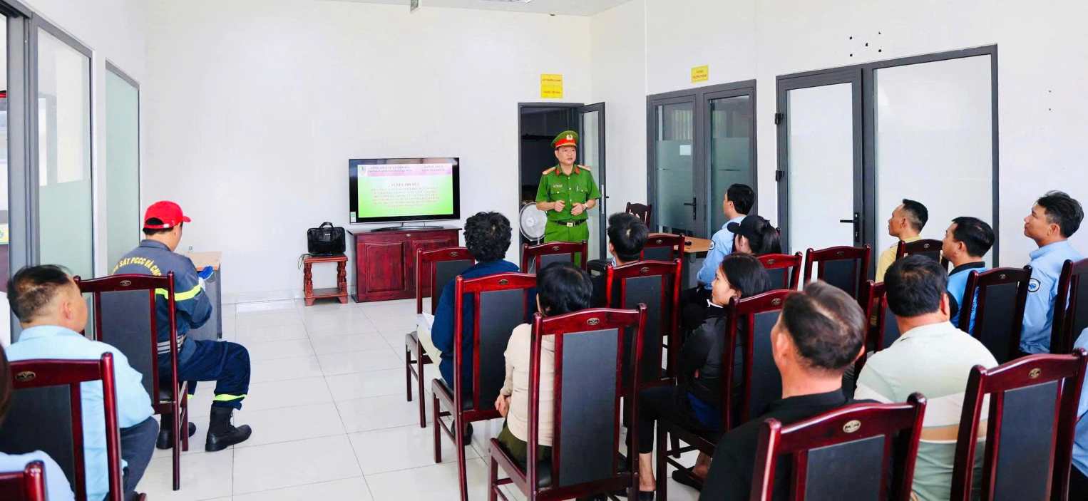 Phòng Cảnh sát phòng cháy chữa cháy và cứu nạn, cứu hộ Công an tỉnh Khánh Hòa tuyên truyền biện pháp bảo đảm an toàn cháy nổ tại Bến tàu du lịch Nha Trang trước cao điểm Tết Nguyên đán Bính Ngọ 2026. Ảnh: Phương Linh