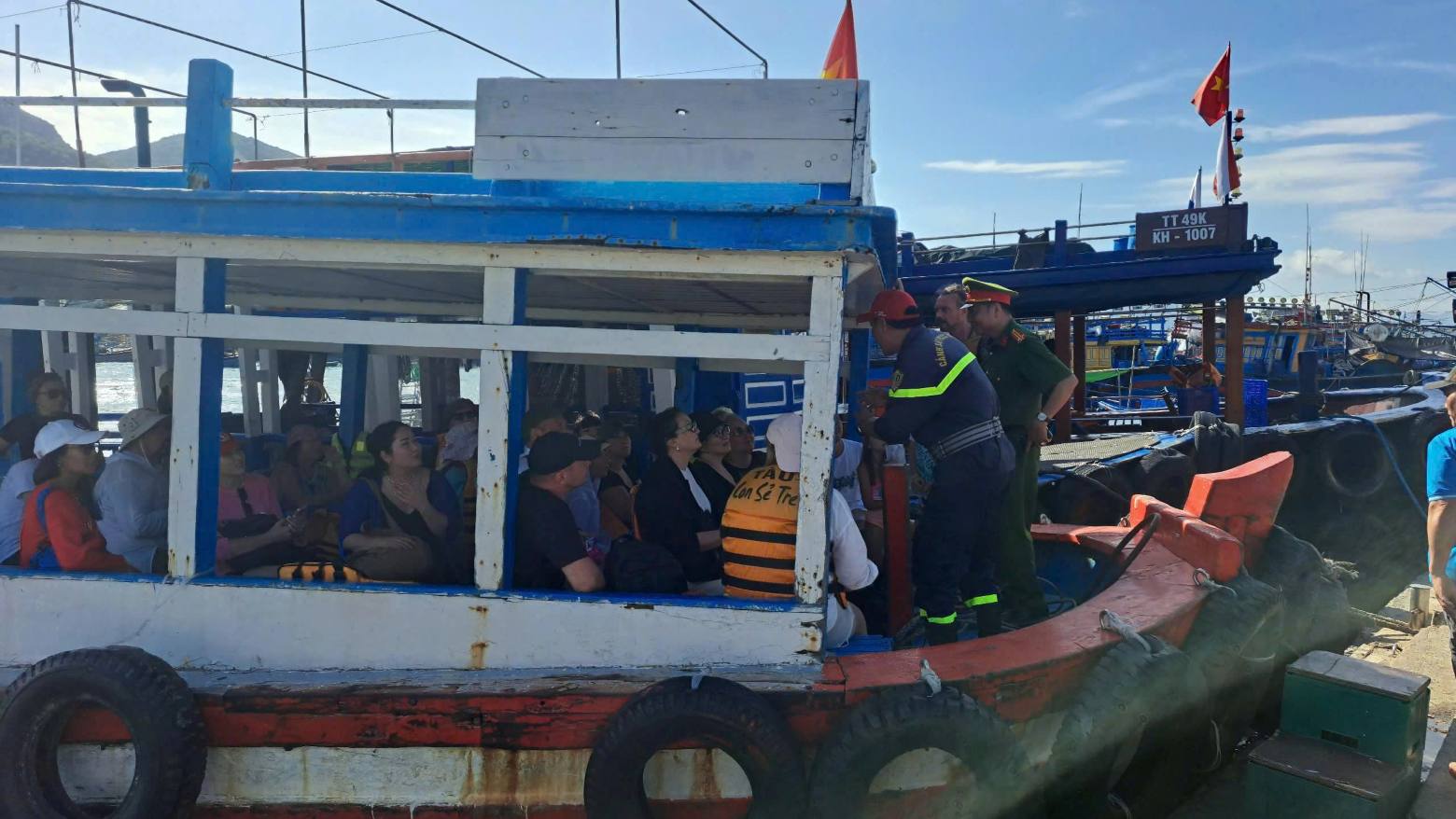 Khanh Hoa Police propagate measures to ensure safety when operating ships, escape skills... at Nha Trang tourist wharf. Photo: Phuong Linh