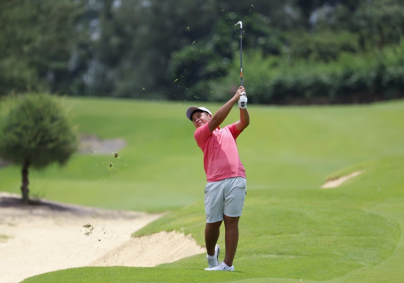 Golfer Nguyen Tuan Anh was honored to be awarded the Third-class Labor Medal. Photo: Nhu Y
