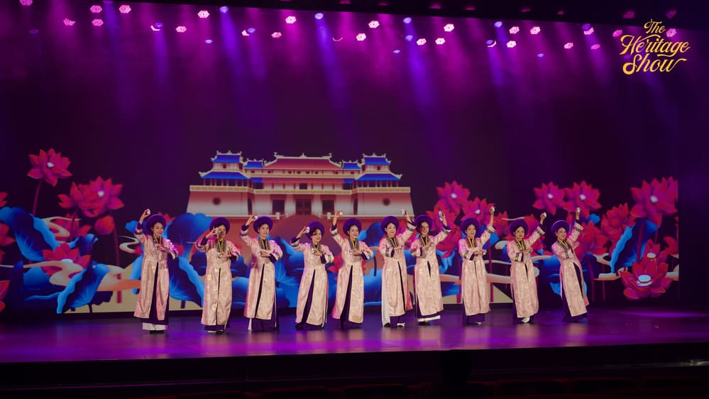 Đồng hành cùng Tổng đạo diễn Nguyễn Bông Mai là đội ngũ biên đạo trẻ, các nghệ sĩ và êkip sáng tạo - những người đang mang đến hơi thở đương đại cho di sản truyền thống. Ảnh: Ban tổ chức