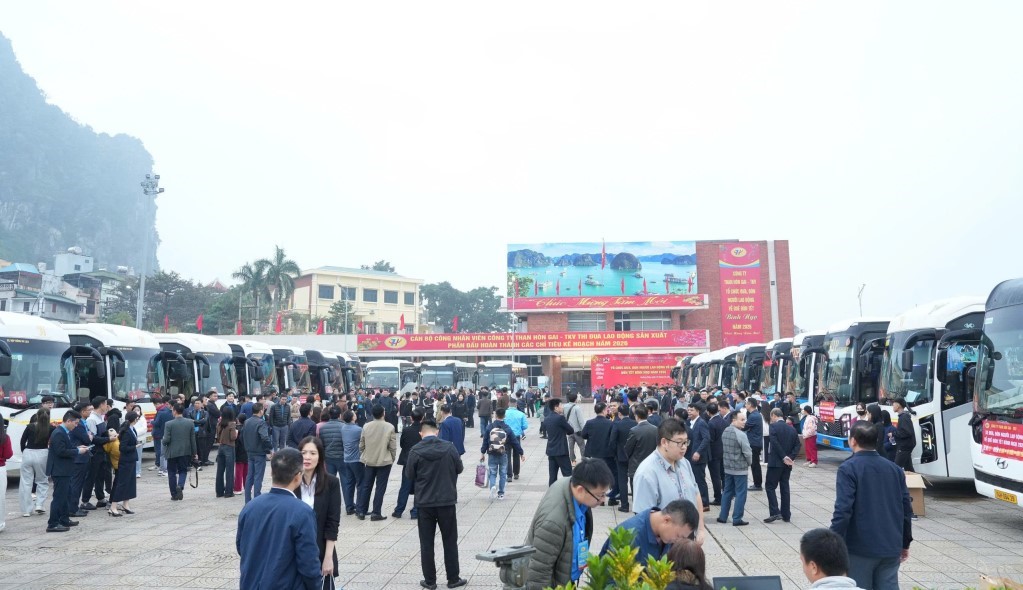 Sáng 13.2, Công ty Than Hòn Gai tổ chức hàng chục chuyến xe đưa công nhân về quê ăn Tết. Ảnh: Việt Trung