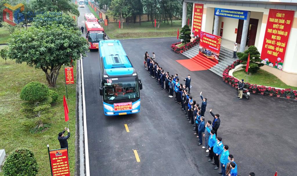 Khe Cham Coal Company arranges 38 bus trips to pick up and drop off 1,500 workers and their families to return to their hometowns for Tet. Photo: Truc Linh