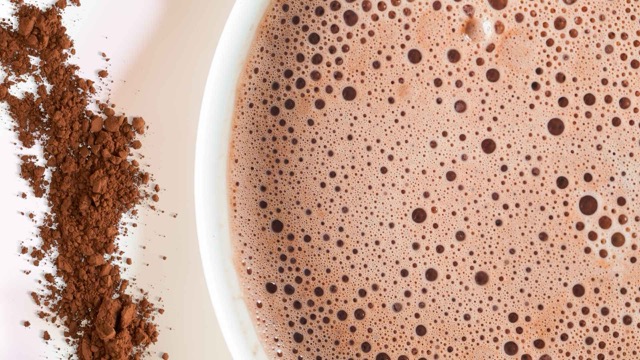 Pure hot cocoa contains flavonoids that are beneficial for skin elasticity and increase collagen. Graphic photo: Huong Son