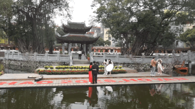 Ho Van is bustling with spring colors, full of Vietnamese identity