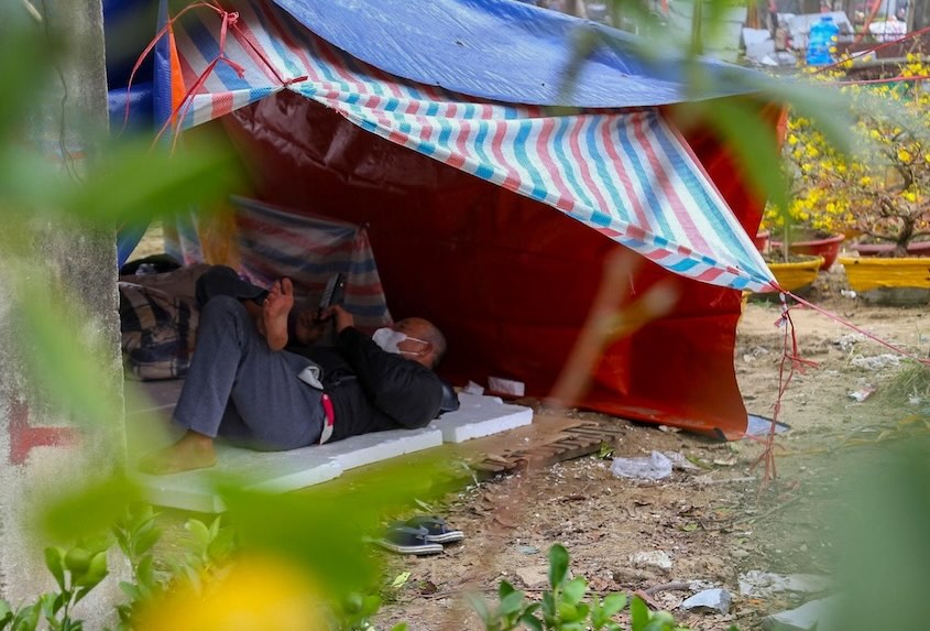 Các tiểu thương nằm dài trong lán vì ế ẩm.