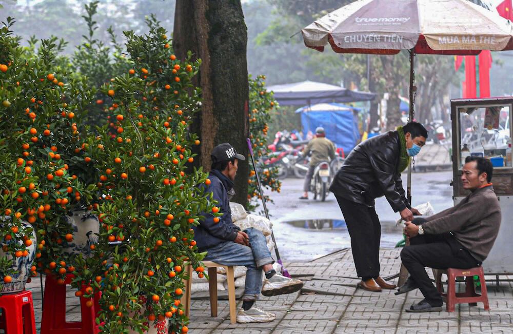 Dù nhiều tiểu thương đã hạ giá, sức mua vẫn yếu. Khách chủ yếu chọn những cành đào vừa tiền, dao động từ 400.000 đồng đến 1 triệu đồng. Đào thế lớn, dáng đẹp, giá cao gần như chỉ có người hỏi chứ rất ít người mua. 