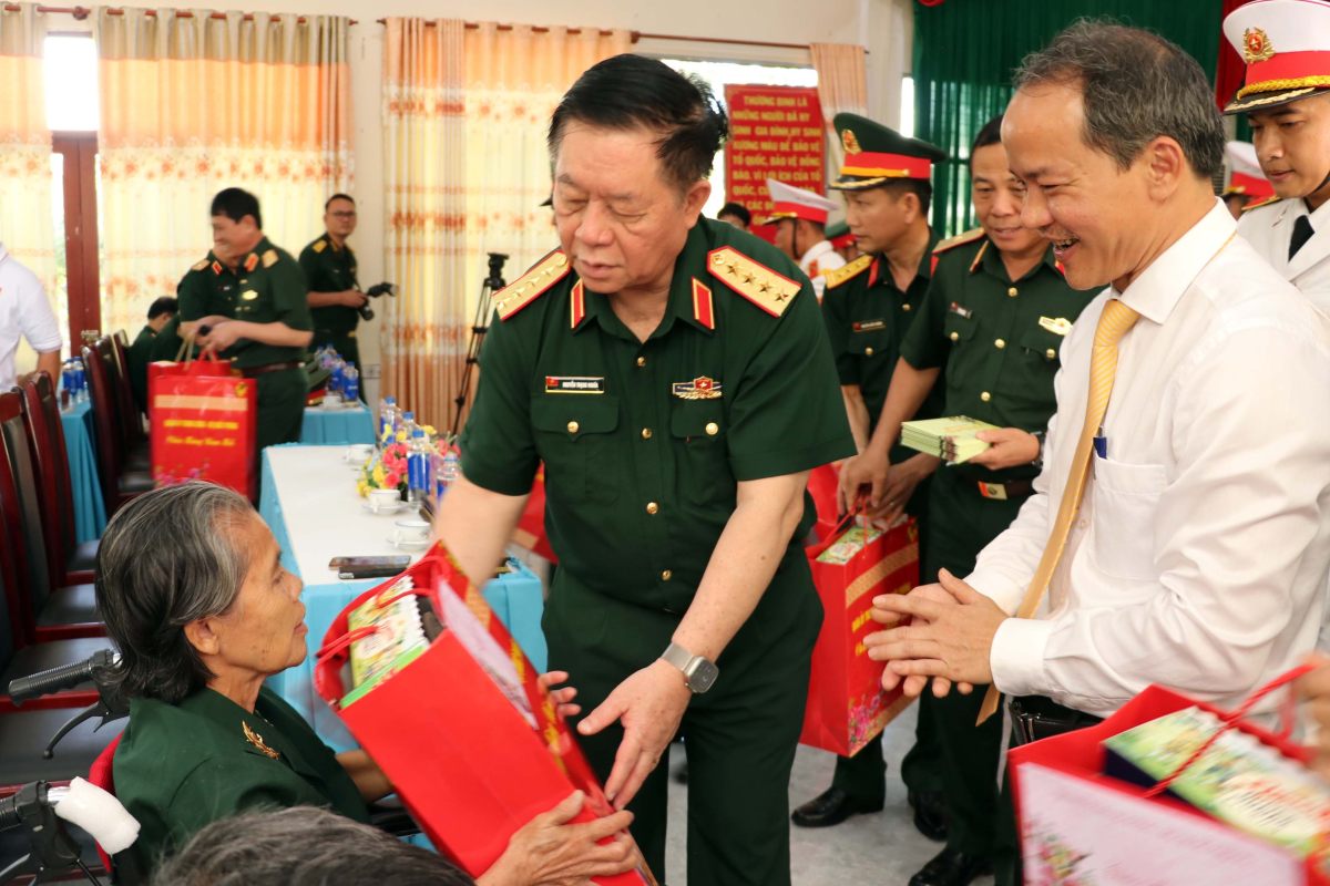 General Nguyen Trong Nghia visits, wishes Tet, and presents gifts to wounded and sick soldiers who are being nursed in Long Hai commune. Photo: Thanh An