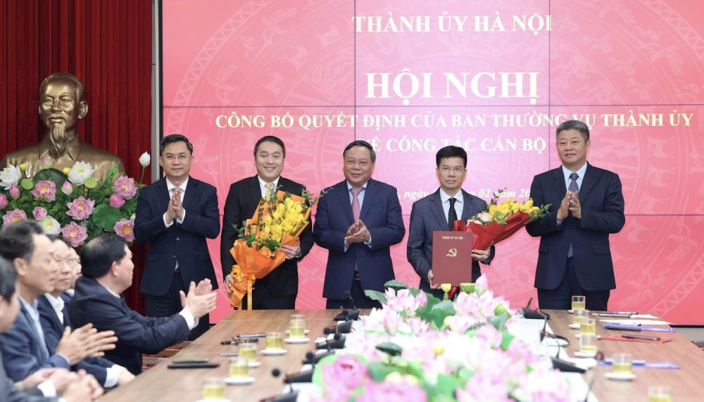 Hanoi City leaders present decisions on transfer and appointment and present flowers to congratulate officials receiving new assignments. Photo: VNA