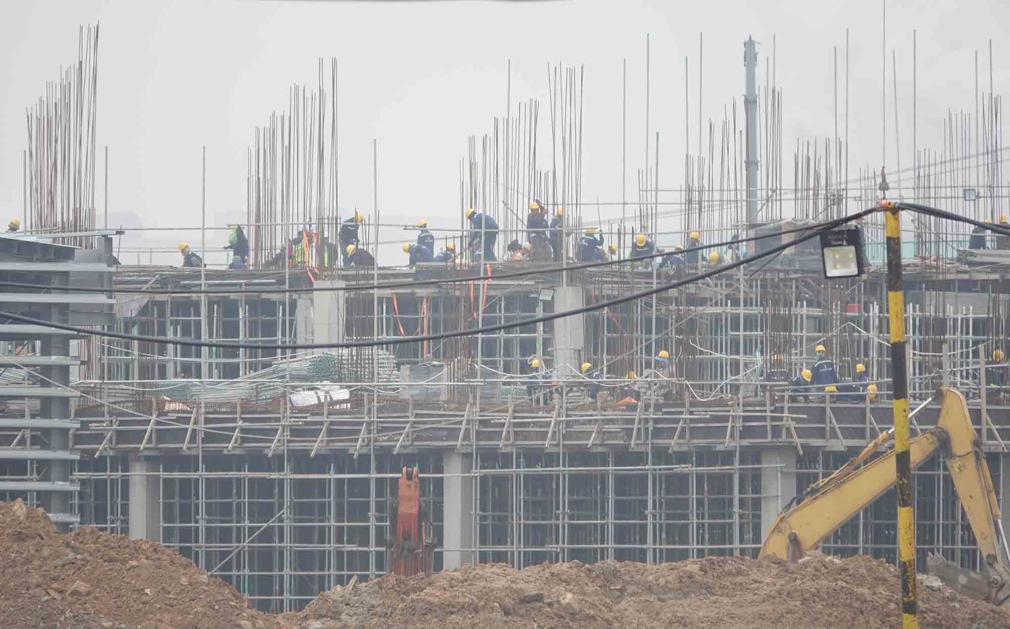 Hàng nghìn công nhân thi công xây dựng Nhà máy sản xuất xe máy điện VinFast. Ảnh: Trần Tuấn.