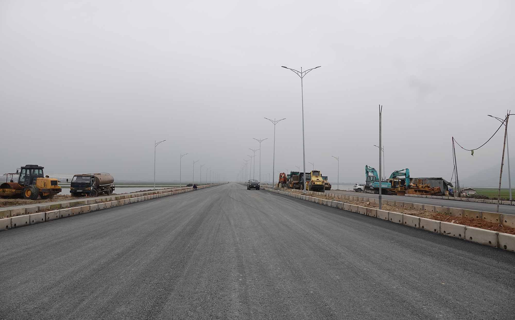 Xe, máy thi công gói thầu thuộc Dự án đường trục chính trung tâm nối Quốc lộ 1 đến cụm cảng nước sâu Vũng Áng - Sơn Dương. Ảnh: Trần Tuấn.