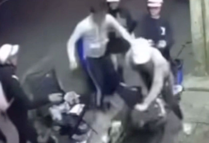 Bạo lực học đường trong và ngoài trường học cần có sự chung tay của nhiều bộ, ngành, trong đó có vai trò của Bộ Công an. Ảnh: Cắt từ clip học sinh lớp 9 bị đánh tử vong ở Gia Lai