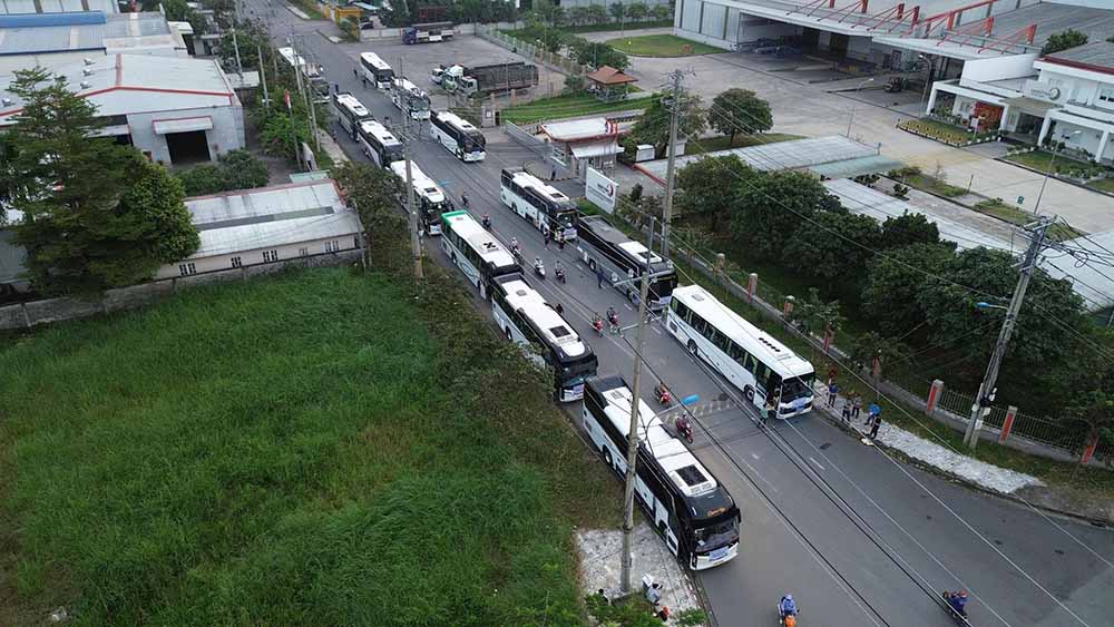 Các chuyến xe đưa người lao động về quê đón Tết. Ảnh: Huỳnh Du