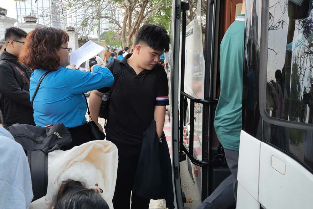 Nearly 2,000 workers in Tay Ninh return to their hometowns for Tet through the "Trade Union Bus" program. Photo: Huynh Du