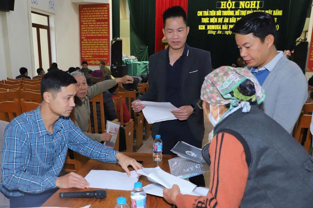 Hong An ward pays to households whose land is recovered. Photo: Hai Phong e-Portal