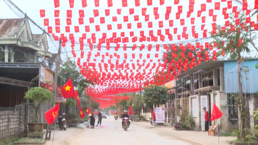 The Tet atmosphere has crept through every small alley, present on the streets full of flags and flowers in Quang Tri. Photo: Thanh Trung