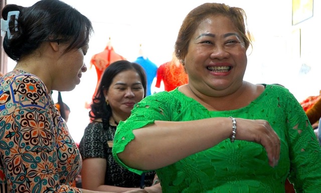 Many people in Ho Chi Minh City come to try 0-dong ao dai during the Binh Ngo Lunar New Year 2026. Photo: Mai Anh