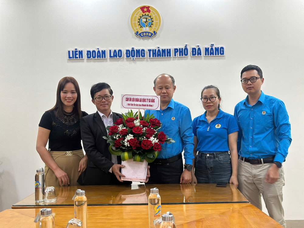 Representatives of 58 workers of Hoa Khanh Textile Joint Stock Company present flowers to thank leaders of the Da Nang City Labor Federation. Photo: Tuong Minh
