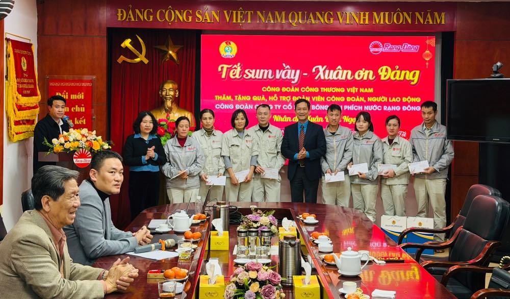 Comrade Le An Hai - Member of the Presidium of the Vietnam General Confederation of Labour, Chairman of the Vietnam Industry and Trade Union presents gifts and encourages workers. Photo: Thuy Linh