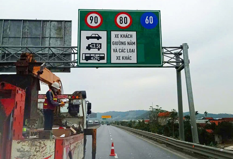 Installing speed limit signs for some vehicles on the expressway in Ha Tinh. Photo: Duc Tuan