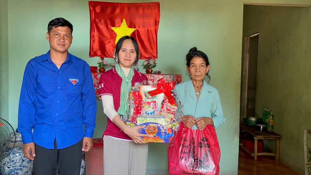 Nụ cười của người dân khi nhận những phần quà nghĩa tình. Ảnh: Trung Huyền