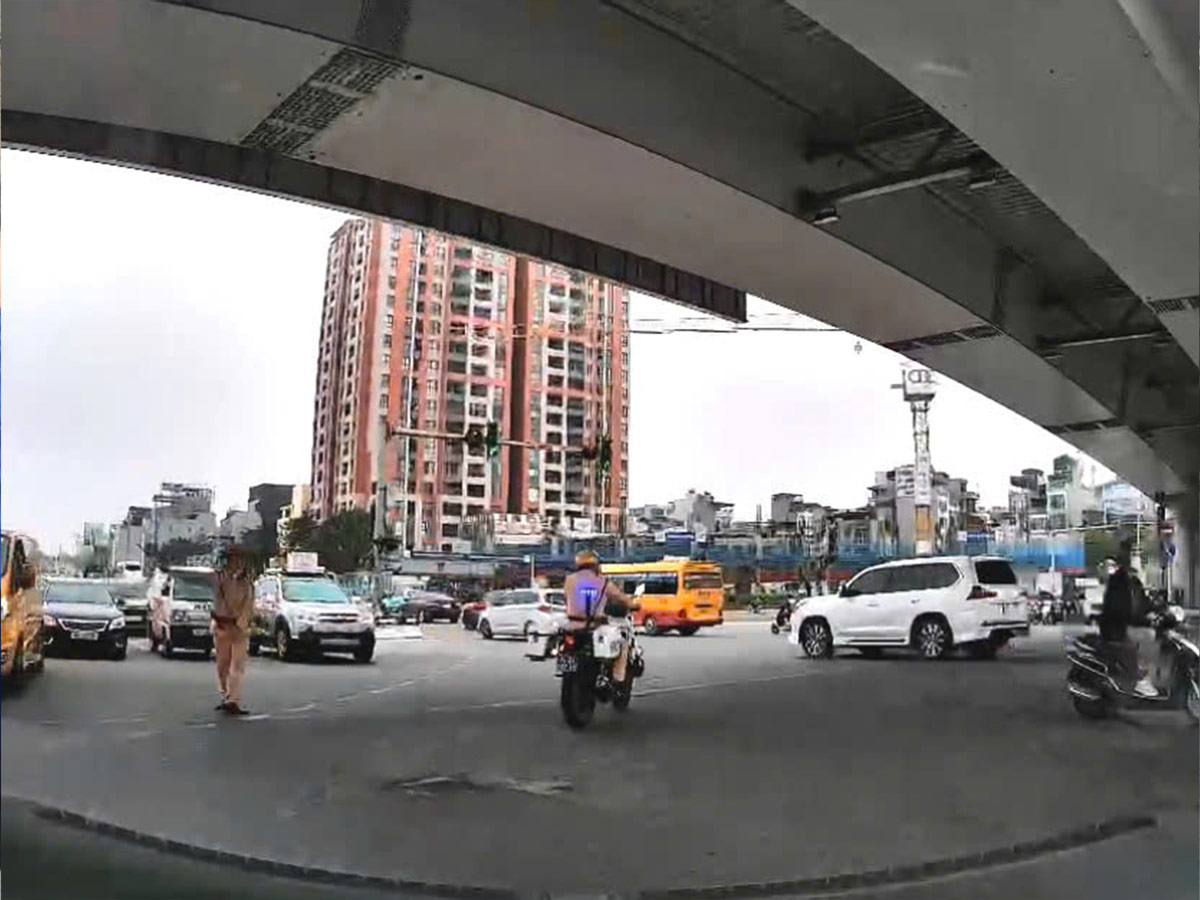 Quá trình di chuyển, đoàn xe tiếp tục nhận được sự hỗ trợ, phối hợp của lực lượng CSGT trên tuyến, tạo điều kiện lưu thông nhanh nhất. Ảnh: Tiến Ngô