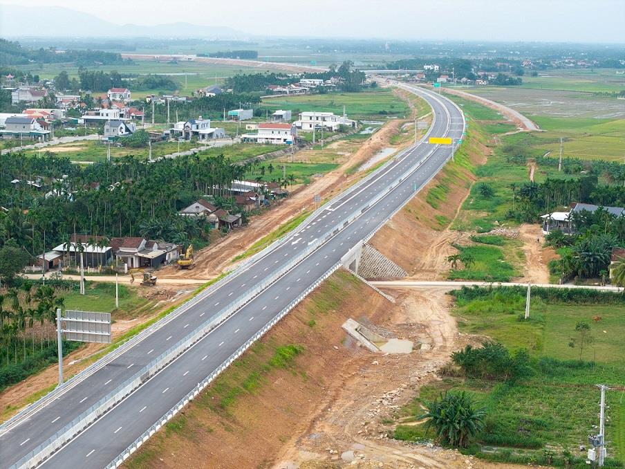 Quang Ngai - Hoai Nhon expressway must temporarily stop operating to handle arising incidents. Photo: Vien Nguyen