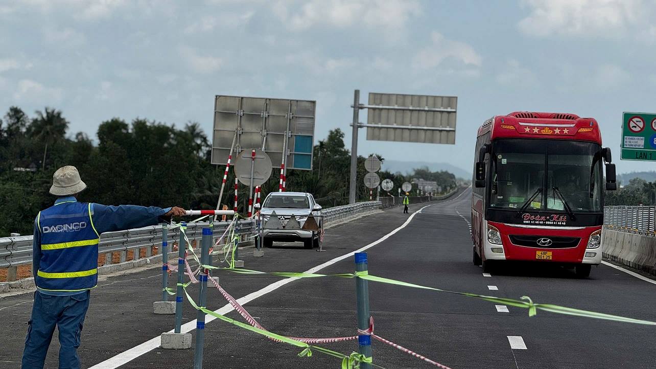  Tạm dừng thông xe cao tốc Quảng Ngãi - Hoài Nhơn vì chưa đảm bảo an toàn. Ảnh: Viên Nguyễn