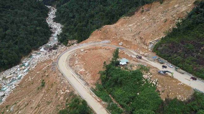 Two-way traffic opening through Khanh Le Pass from 5:00 AM to 6:00 PM daily, applied from 13. 2. Photo: Binh Quy