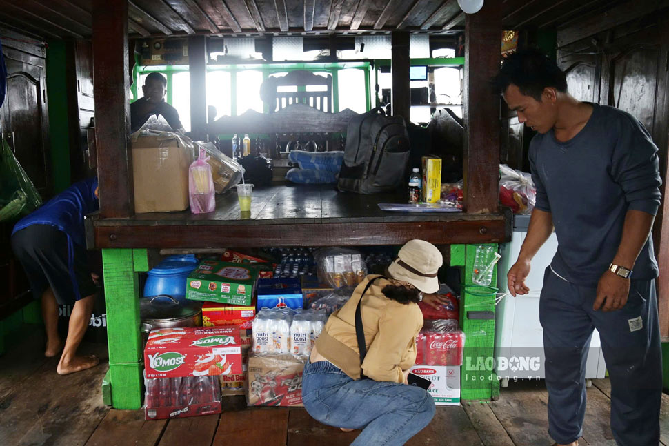 Boat BD99118TS prepares necessities, ice,... to "supply" to ships clinging to Truong Sa fishing grounds throughout Tet. Photo: Hoai Phuong