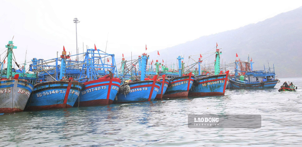 Tàu cá chuẩn bị ngư lưới cụ, nhu yếu phẩm cho chuyến biển xuyên Tết. Ảnh: Hoài Phương